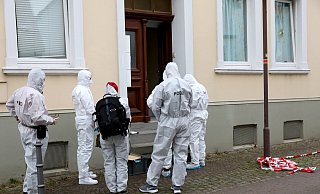 Bielefelder Ermittler untersuchten den Tatort im und am Haus an der Lessingstraße. Hier soll ein psychisch kranker junger Mann seinen Vater schwer verletzt haben. - Frank-Michael Kiel-Steinkamp