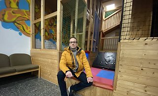 Matthias Husemann sitzt am Eingang des Bällebads im Giraffenland. - Dirk Windmöller
