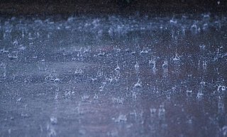 Starkregen bleibt leider manchmal nicht nur draußen, sondern richtet Schaden an Haus und Eigentum an. Gut, wenn man dann die richtige Versicherung hat. - Annette Riedl/dpa