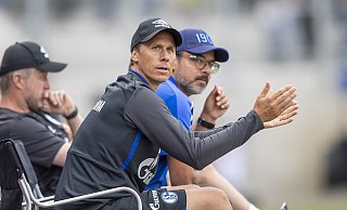 Von Juli 2019 bis September 2020 unterstützte Frank Fröhling (vorne) den Schalker Chefcoach David Wagner (hinten r.) als Co-Trainer. - picture alliance / SvenSimon
