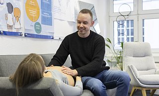 Jonas Küppers studierte an der Fachhochschule des Mittelstands im Studiengang B.Sc. Hebammenwissenschaft. Im Studium erlangte er unter anderem auch Wirtschafts- und Management-Kompetenz. So konnte er sich bereits wenige Monate nach seinem Abschluss selbstständig machen. - Fachhochschule des Mittelstands