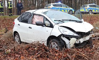 Der Honda geriet ins Schleudern und überschlug sich auf einer Rodungsfläche. - Polizei Höxter