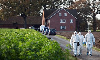 Tagelang suchten Beamte am Tatort nach Hinweisen, akribisch nahmen sie jeden Zentimeter des weitläufigen Anwesens in Rietberg-Westerwiehe unter die Lupe. - Patrick Menzel