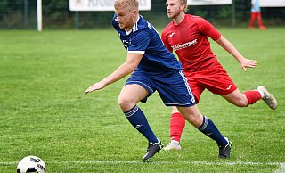Doppelt getroffen: Sennes Simon Czernia (vorne) brachte seinen TuS 08 gegen den SV Gadderbaum auf die Siegerstraße. Foto: Barbara Franke - Barbara Franke