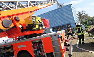 Mehrere Angriffstrupps machten sich unter Atemschutz und mit Wärmebildkameras ein genaues Bild vom Geschehen im Inneren der Halle. - Alexander Heim