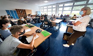 Wie in dieser Klasse an der Janusz-Korczak-Gesamtschule müssen die Schüler auch während des Unterrichts eine Schutzmaske tragen.  - Andreas Frücht