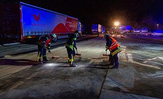 Auf dem Rastplatz Fuchsgrund an der A2 musste eine große Menge Diesel abgebunden werden. - Feuerwehr Porta/Michael Horst