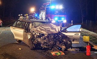Bei einer Massenkarambolage auf der Landstraße 776 in Höhe des Flughafens Paderborn/Lippstadt wurde am Samstagabend eine Person getötet. Sechs weitere wurden verletzt, zwei von ihnen schwer. - Ralph Meyer