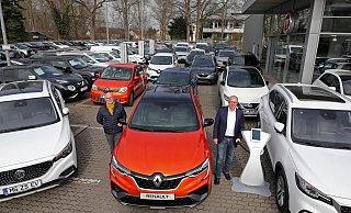 Ralf Rosenhäger und Jürgen Mattern demonstrieren, wie eng es mit der Einführung neuer E-Autos auf dem Hof des Autohauses an der Bismarckstraße geworden ist. - Frank-Michael Kiel-Steinkamp