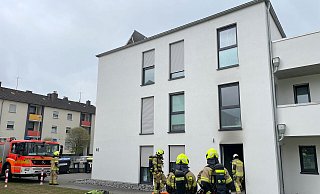 Die gesamte Erdgeschosswohnung wird durch das Feuer stark in Mitleidenschaft gezogen. Brandspuren an der Fassade zeugen von der starken Rauchentwicklung. - Ralph Meyer