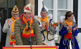 Robert Junkerkalefeld, Rietbergs Bürgermeister Andreas Sunder und das amtierende Prinzenpaar Marco I. Rüschkamp und Dagmar I. Vertkersting (v.l.). - Birgit Vredenburg