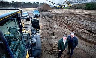 Bauherr Matthias Mense (r.) und Architekt Andreas Grube auf dem Baufeld des neuen VW-Autohauses. Im Hintergrund wird der alte Lärmschutzwall entlang der A 2 abgetragen und das Material gesiebt. - Andreas Frücht