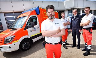 Die Helfer der Rettungswache 10, Kay Deckenbrock (v.l., Notfallsanitäter), Nikolai Eickelmann (Rettungssanitäter), Carsten Kroll (zweiter Feuerwehrchef) und Benedikt Benndorf (Notfallsanitäter-Azubi) decken nun Notfälle in Sennestadt und Umgebung ab. - Barbara Franke