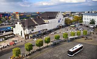 Der Hauptbahnhof ist eingerüstet, links ist die Abriss-Baustelle der Ladenzeile und vorn der Bahnhofsvorplatz. Per Machbarkeitsstudie lässt die Stadt prüfen, wie das Umfeld aufgewertet werden kann. - Barbara Franke