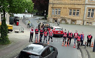 Die Bielefelder Kaufmannschaft hat bei einer Spontandemo am Freitag kurzzeitig die Straße am Waldhof gesperrt. Auch sie soll entgegen ersten Überlegungen beim Verkehrsversuch gesperrt werden. - Wolfgang Rudolf