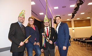 Hofmarschall Andreas Volmer (v. l.), Julia Claes von den Kumpelstilzchen, Karnevalsprinz Marc Obermann und Dominik Thiet, Präsident der Steinheimer Karnvalsgesellschaft, freuen sich auf schöne Veranstaltungen in der nun bestens ausgestatteten Steinheimer Stadthalle. - Hermann Ludwig