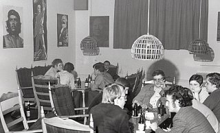 Widerstandskämpfer, Revoluzzer, Linke: An den Wänden und an den Tischen ist der Geist der späten 60er zu erahnen. - Archiv Heidemann