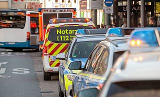 Polizei, Rettungskräfte und Notärzte sind am Freitag vor Ort. - Christian Mathiesen