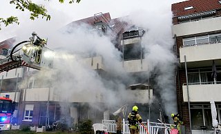 Ein Balkonbrand im Erdgeschoss greift in Windeseile auf die angrenzende Wohnung und die darüberliegenden Geschosse über. - Ralph Meyer