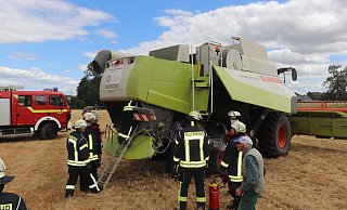 Einsatz: Die Maschine des Mähdreschers war heißgelaufen. Die Feuerwehr sucht nach einem möglichen Brandherd. - Dirk Windmöller