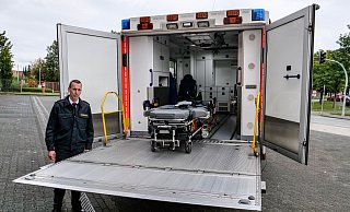 Die Hebebühne bewegt bis zu 1,5 Tonnen, und die Schwerlasttrage ist bis zu 350 Kilogramm belastbar, sagt Michael Beivers, Abteilungsleiter Rettungsdienst bei der Feuerwehr Paderborn. - Ralph Meyer