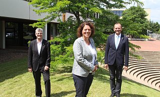 Die Bundestagsabgeordneten der Kreise Höxter und Lippe, Christian Haase( l.) und Kerstin Vieregge mit Hochschulpräsident Jürgen Krahl. - Burkhard Battran