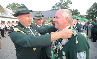Der bisherrige König Gerd-Wilhelm-Culemann (l.) hing seinem Nachfolger Andreas Vögeding die Königskette um. - Joern Spreen-Ledebur