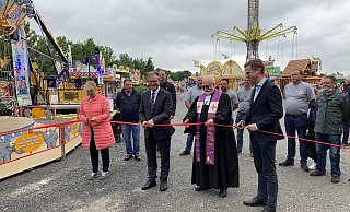 Ulrike Heinemann, Vorsitzende des Betriebsausschusses und Ausschusses für Märkte und Feuerwehr der Stadt Paderborn (v. l.), Bürgermeister Michael Dreier, Schausteller-Pfarrer Volker Drewes aus Bad Hersfeld, und Bundestagsabgeordneter Carsten Linnemann eröffnen das Tivoli-Wunderland. - Stadt Paderborn