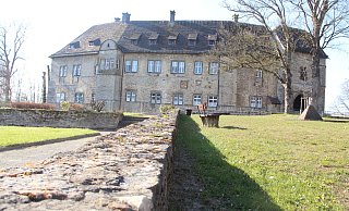 Anlässlich des 700-jährigen Burgjubiläums in Dringenberg im Jahr 2023 soll der Vorplatz historisch stimmig umgestaltet werden. - Burkhard Battran