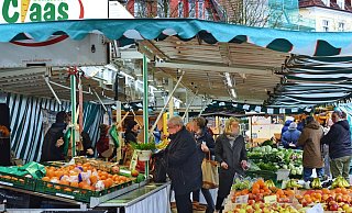 Weitgehend diszipliniert verhielten sich die Besucher des Wochenmarktes auf dem Siegfriedplatz. Sie nutzten den Einkauf zwar mitunter für einen kurzen Plausch, hielten aber in der Regel Abstand zueinander. - BARBARA FRANKE