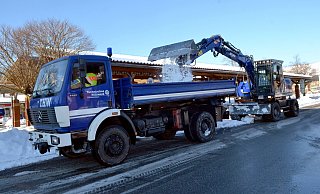 Am Zentralen Omnibusbahnhof (ZOB) hatte die Stadt den Schnee zu einem Großteil an die Seiten geschoben, die Haltestellen der Mittelinsel waren trotzdem kaum anzufahren. Irgendwo muss der Schnee ja hin. Das THW hat kurzerhand mehrere Lkw-Ladungen weggefahren. Ab Montag können die Busse wieder rollen. - Katharina Eisele