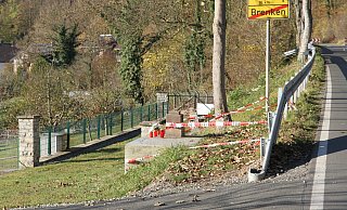 An der Unglücksstelle am Ortsausgang von Büren-Brenken haben Menschen Kerzen aufgestellt. - Johannes Büttner