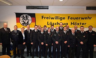 Gäste, Gastgeber, Verantwortliche und Geehrte bei der Jahresversammlung des Löschzugs Höxter. - Matthias Roth/Feuerwehr Höxter