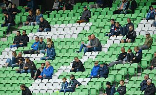 So ähnlich wie hier beim Testspiel des DSC in Groningen wird es auf der Alm auf den Zuschauerrängen gegen den 1. FC Köln aussehen. - Thomas F. Starke