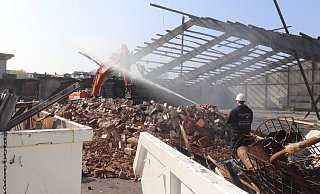 David Sijakovic wässert mit einem Schlauch den Bauschutt, um den Staub zu binden. - Dirk Windmöller
