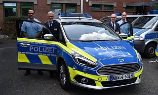 Landrat Manfred Müller (2.v.r.) nimmt den neuen Streifenwagen der Polizei Paderborn gemeinsam mit dem Polizeidirektor, Andreas Kornfeld, Daniel Tos (r.) und Matthias Kipp (l.) unter die Lupe. - Polizei