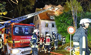 Dachstuhlbrand Herforder Straße 505 - während der Löscharbeiten mußte die Herforder Str. komplett gesperrt werden - Barbara Franke