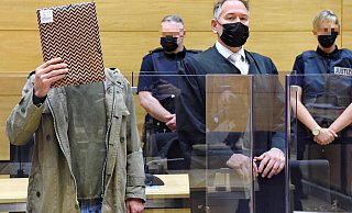 Ercan K. steht wegen zweifachen Mordes vor Gericht. Freitag war Prozessauftakt vor der 1. Großen Strafkammer des Landgerichts Bielefeld, rechts neben ihm sein Verteidiger Rechtsanwalt Carsten Ernst. - Barbara Franke