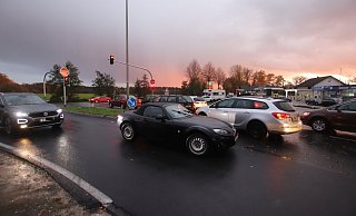 Aktuell: Wer von der Falkenstraße nach links zur Werkstatt Jaßmeier oder zur Tankstelle Schniedermann abbiegen will, ist auf einen freundlichen entgegenkommenden Fahrer angewiesen, der vor der roten Ampel ein Schlupfloch lässt. Die Stadt hat einen Plan, wie die Situation entschärft werden kann. - Sigurd Gringel