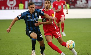 Marcel Hoffmeier (l.), hier im Duell gegen Lauterns Kenny Prince Redondo, kam vom Regionalligisten Preußen Münster zum SC Paderborn und ist bislang die wohl größte positive Überraschung. - picture alliance