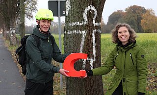 Der Bielefelder Greenpeace-Aktivist Henry Wittje übergibt das rote C in CDU-Optik an Anette Klee. - Anette Klee