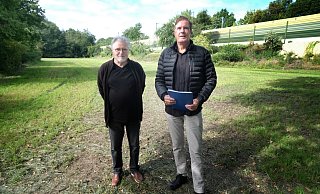 Architekt Reinhard Drobeck (72, l.) und Immobilienkaufmann Klaus Groß (60) sind im Sinne von Aldi unterwegs. Sie stehen auf der Wiese, auf die der Discounter eine neue Filiale betreiben möchte. - Andreas Frücht Architekt Reinhard Drobeck (72, l.) und Immobilienkaufmann Klaus Groß (60) sind im Sinne von Aldi unterwegs. Sie stehen auf der Wiese, auf die der Discounter eine neue Filiale betreiben möchte. - Andreas Frücht