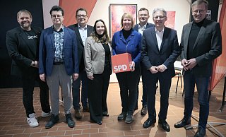 Der Regionalvorsitzende Veith Lemmen (v. l.) geht mit Fabian Golanowsky, Stefan Schwartze, Katrin Freiberger, Wiebke Esdar, Julien Thiede, dem SPD-Landeschef Achim Post und Burkhard Blienert in den Bundestagswahlkampf. - Felix Eisele