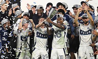 Die Siegerehrung für die Western Conference hakte Thomas Müller (r) schnell ab. (Archivbild) - Denis Poroy/AP/dpa