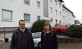 Diana und Michael Kaländer bewohnen die Wohnung im Dachgeschoss des Hauses, in dem es in der Nacht zu Sonntag eine Schießerei mit tragischem Ausgang gab. - Jörg Stuke