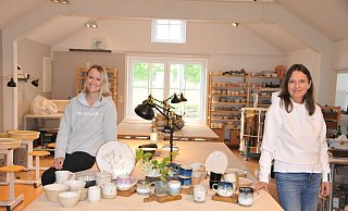 Barbara Mietz-Steinmann und ihre Tochter Lorena in dem Atelier in Steinhagen. Hier bieten sie Töpfer-Kurse an. - Frank Jasper