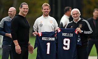 Julian Nagelsmann und Rudi Völler mit Trikots der New England Patriots. - Federico Gambarini/dpa