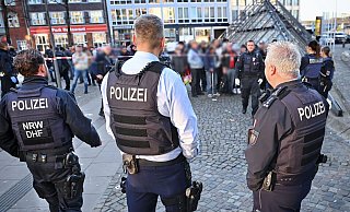 Große Drogenrazzia an der Tüte: Ein großes Polizeiaufgebot tauchte am Dienstagnachmittag zwischen Bahnhof und Stadthalle auf. - Barbara Franke