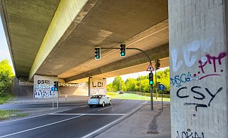 Ein laienhafter Blick auf die B61-Brücke in Bielefeld-Quelle in Fahrtrichtung Gütersloh offenbart keine sichtbaren Schäden, die die Note „ungenügend“ verständlich werden ließen. - Andreas Zobe