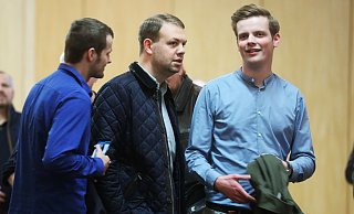 Maximilian Kneller (r.) von der AfD anlässlich der Bundestagswahl im Bielefelder Rathaus. - Sarah Jonek